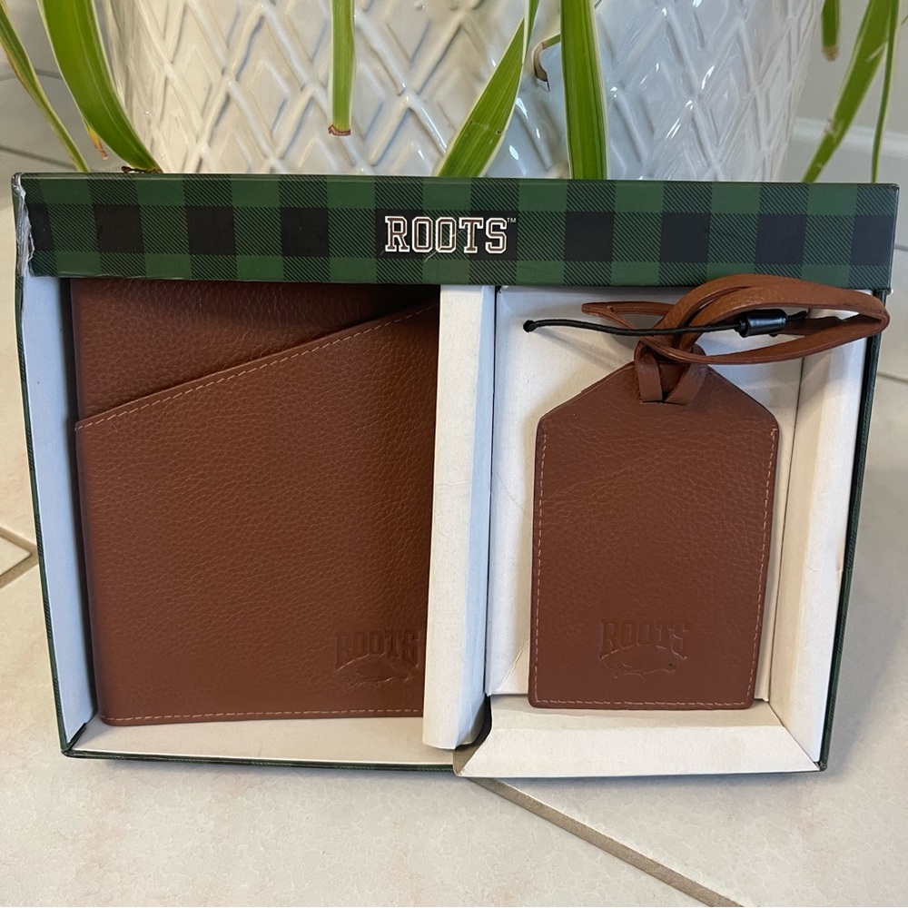 Roots Brown Leather Men's Passport Luggage Tag Gift Set